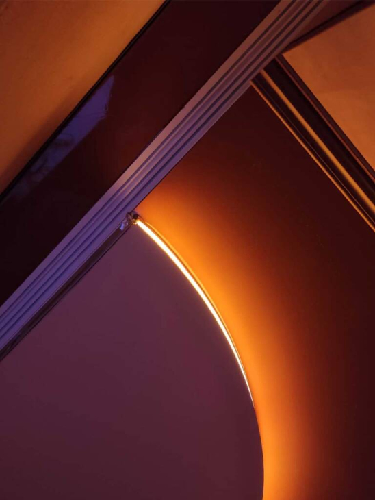 Тіньовий профіль з підсвіткою