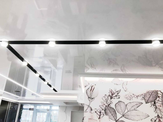 Монтаж трекових світильників